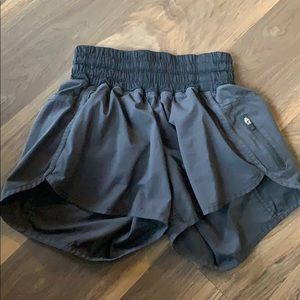 Lululemon Women’s Tracker Short 4” - size 4